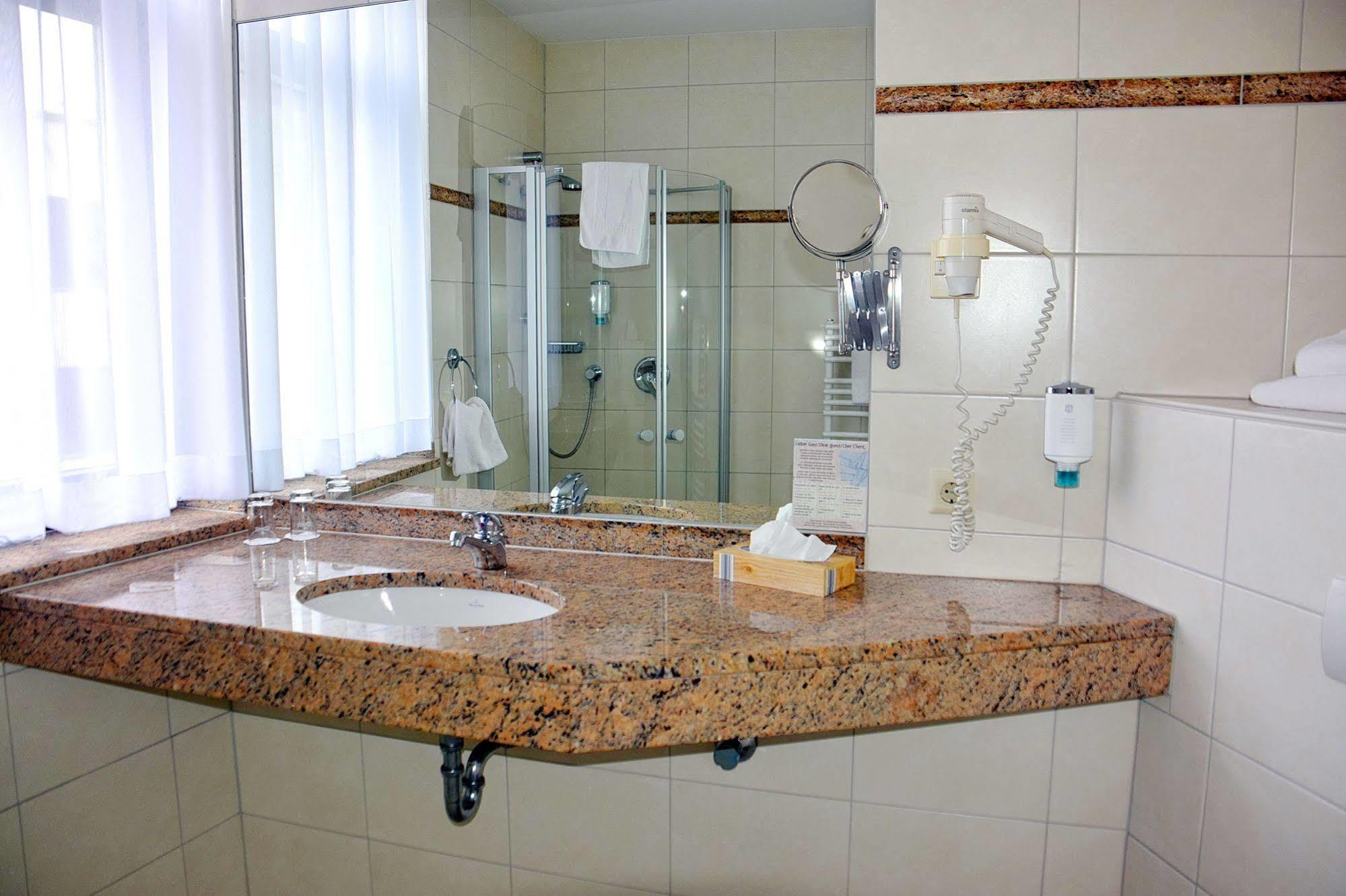 Koncept Hotel Benedikt Siegburg Esterno foto
